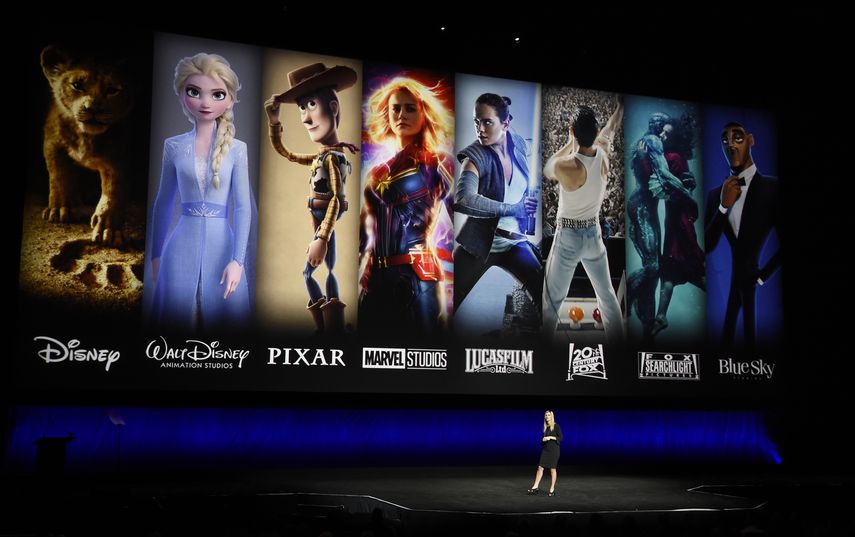 Personajes de pel&iacute;culas de Disney y Fox proyectados detr&aacute;s de Cathleen Taff, presidenta de distribuci&oacute;n, administraci&oacute;n de franquicias, negocios y studio de audiencias para Walt Disney Studios, durante la presentaci&oacute;n de Walt Disney Studios Motion Pictures en CinemaCon 2019, la convenci&oacute;n de la Asociaci&oacute;n Nacional de Propietarios de Cines (NATO) en el Caesars Palace, en Las Vegas.