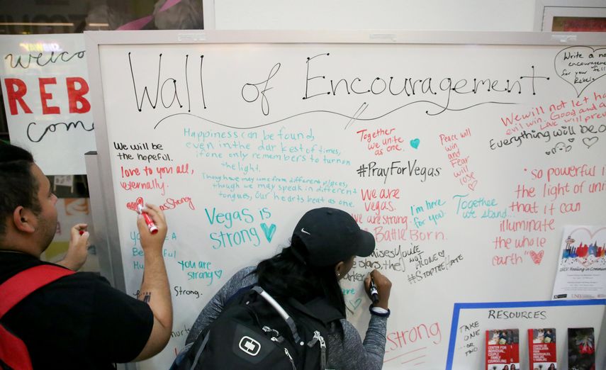 Estudiantes escriben mensaje de ánimo en una pizarra&nbsp; después de una vigila en la Universidad de Nevada Las&nbsp;Vegas&nbsp;(UNLV), en memoria de las víctimas del tiroteo masivo ocurrido en Las&nbsp;Vegas, Nevada.&nbsp;