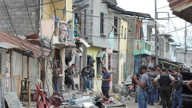 La policía revisa el lugar donde ocurrió una explosión en el barrio de Cristo del Consuelo, el domingo 14 de agosto de 2022, en Guayaquil, Ecuador.