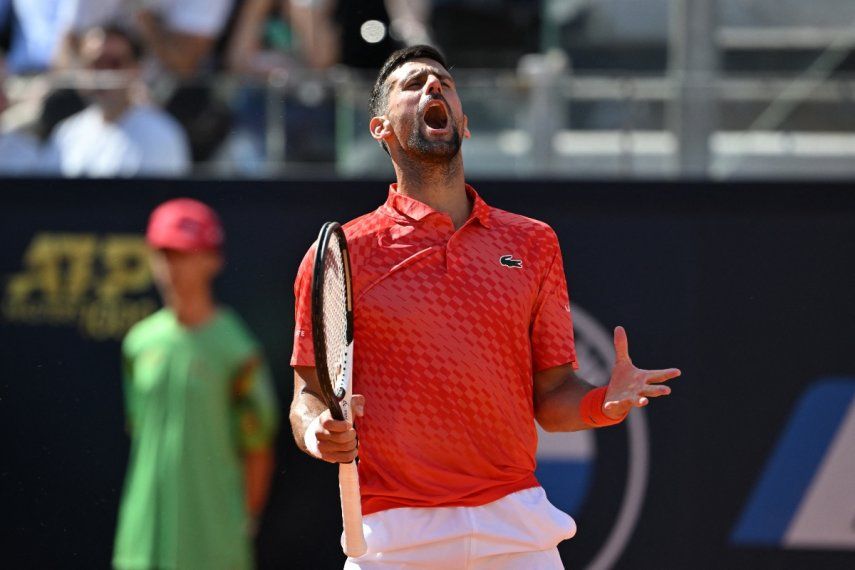 El serbio Novak Djokovic reacciona durante su encuentro del Abierto de Italia ante el búlgaro Grigor Dimitrov.