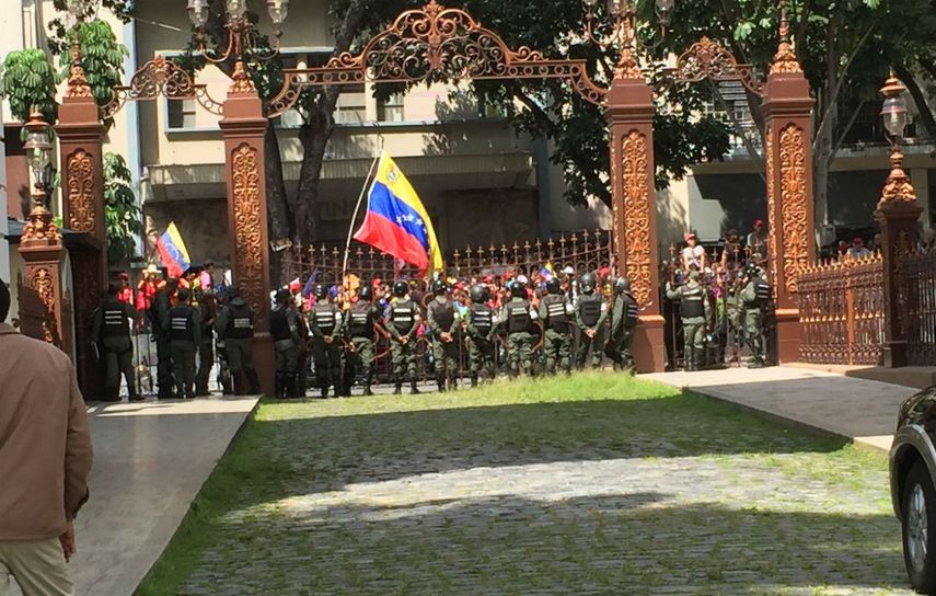 Colectivos chavistas, efectivos militares y policiales, bloquearon desde tempranas horas los accesos hacía el Palacio Federal Legislativo