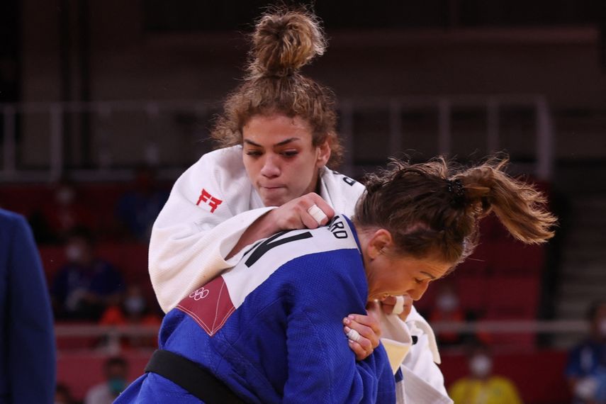 La venezolana Anriquelis Barrios (blanca) y la canadiense Catherine Beauchemin-Pinard compiten en el combate femenino de judo por la medalla de bronce B de -63 kg durante los Juegos Olímpicos de Tokio 2020 &nbsp;