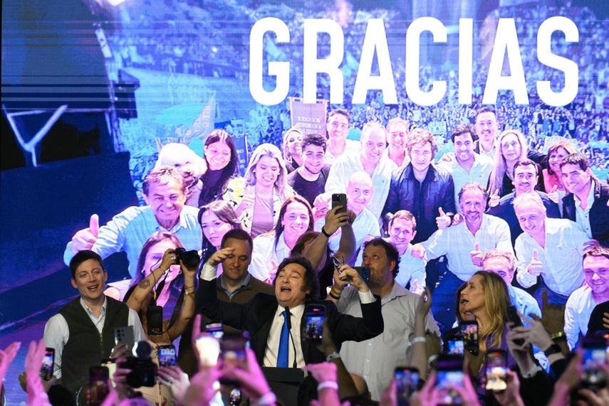El presidente de Argentina, Javier Milei (C), celebra los resultados de las elecciones legislativas nacionales de mitad de período.&nbsp;