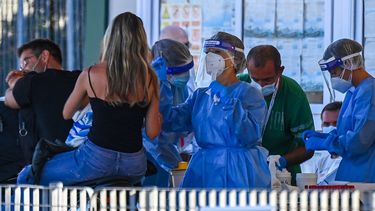 Los turistas en una motocicleta (L) que regresan de Cerde&ntilde;a en ferry se someten a una prueba obligatoria con hisopo el 23 de agosto de 2020 en el puerto de Civitavecchia, al noroeste de Roma, durante la infecci&oacute;n por COVID-19, causada por el nuevo coronavirus. Italia ha registrado 1.071 nuevos casos de coronavirus en las &uacute;ltimas 24 horas, rompiendo la barrera simb&oacute;lica de los 1.000 casos por d&iacute;a por primera vez desde el 12 de mayo, seg&uacute;n un informe oficial publicado el 22 de agosto de 2020. El 61% (de estos nuevos casos) est&aacute;n vinculados a retornos de vacaciones, y m&aacute;s espec&iacute;ficamente el 45% (97 casos) se refieren a retornos de la isla de Cerde&ntilde;a, que se hab&iacute;a salvado de la primera ola del virus pero donde han contribuido las idas y venidas de turistas y juerguistas descuidados a la propagaci&oacute;n del virus.