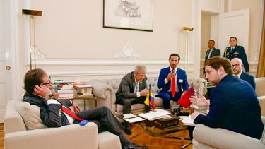 Los funcionarios de la Casa Blanca Jon Finer y Juan González reunidos el 05FEB24 con Gustavo Petro en la Casa de Nariño.&nbsp;