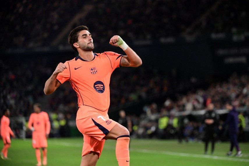 El delantero español del Barcelona # 07 Ferran Torres celebra después de anotar un hat-trick durante el partido de fútbol de la liga española entre el Real Betis y el FC Barcelona en el Estadio Benito Villamarin de Sevilla el 6 de diciembre de 2025.&nbsp;