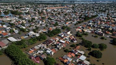 Vista aérea de una zona inundada de Canoas, un municipio al norte de Porto Alegre, Brasil, tomada el 7 de mayo de 2024, después de que lluvias torrenciales devastaran partes del estado sureño de Rio Grande do Sul.