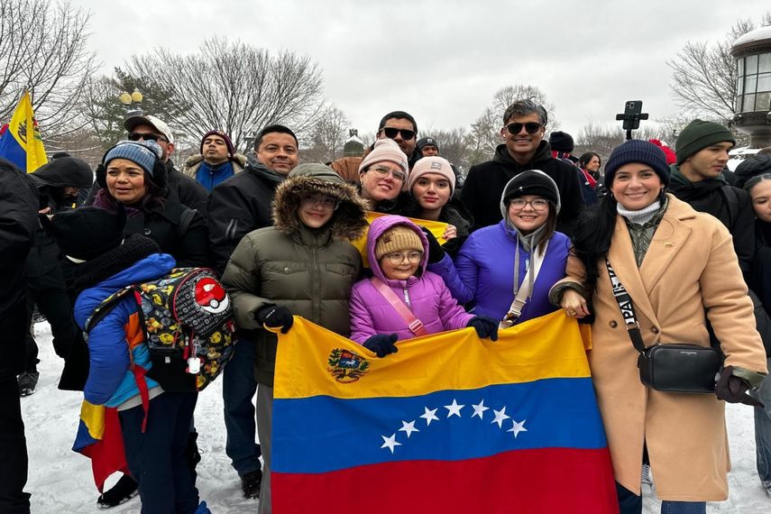 Pese al clima la gente se dio cita para darle la bienvenida a Edmundo González Urrutia