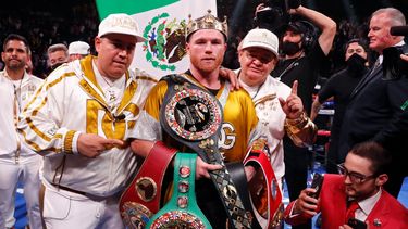 Canelo Álvarez, de México, posa con los cinturones después de derrotar a Caleb Plant en una pelea de unificación por el título súper mediano el sábado 6 de noviembre de 2021 en Las Vegas.&nbsp;