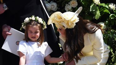 La pequeña princesa Charlotte y su madre, la duquesa de Cambridge, Kate Middleton, a la salida de la ceremonia. 