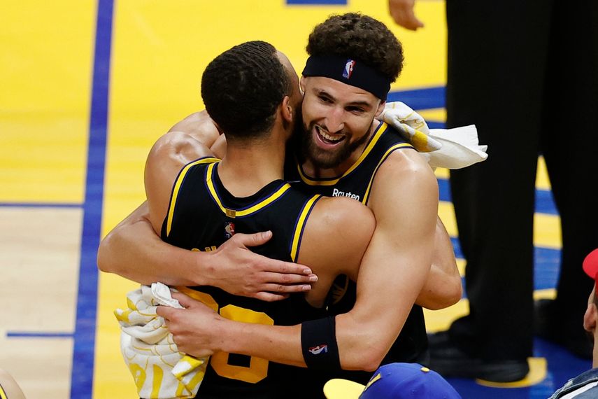 Klay Thompson, de los Warriors de Golden State, abraza a su compañero Stephen Curry, el jueves 26 de mayo de 2022, en el quinto partido de la final de la Conferencia Oeste ante los Mavericks de Dallas&nbsp;