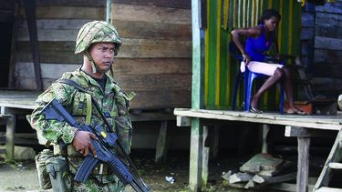 Un miembro del Ejercito patrulla el corregimiento de Las Mercedes, en el departamento occidental del Chocó, donde fue secuestrado el pasado domingo el general Rubén Darío Alzate y dos personas que le aco