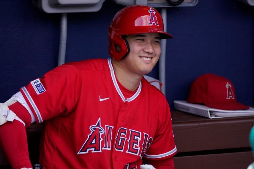 Shohei Ohtani, de los Angelinos de Los Ángeles, sonríe antes de un partido de béisbol, el miércoles 30 de agosto de 2023, en Filadelfia.