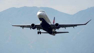 Un avión de la compañía Delta Air Lines segundos después de su despegue.