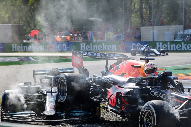 El piloto holandés de Red Bull, Max Verstappen, sale de su coche tras una colisión con el piloto británico de Mercedes, Lewis Hamilton, durante el Gran Premio de Fórmula Uno de Italia en el circuito Autodromo Nazionale de Monza, el 12 de septiembre de 2021.