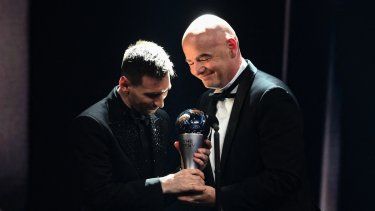 Lionel Messi recibe el premio The Best en manos del presidente de la FIFA, Gianni Infantino en París