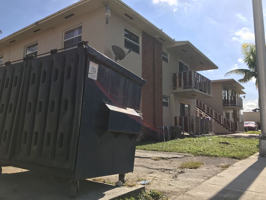 En el edificio Chalet hay 20 apartamentos cuyos inquilinos tendrían que pagar una cuota que les pide el dueño de la propiedad por unas supuestas multas que le habría impuesto la Ciudad de Hialeah.