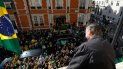  Jair Bolsonaro en un balcón de la embajada de Brasil en Londres el 18SEP22.