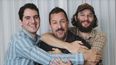 En esta foto del nueve de septiembre del 2019, Adam Sandler, en el centro, astro de la pel&iacute;cula Uncut Gems, posa con los codirectores Benny (izquierda) y Josh Safdie en el Hotel St. Regis de Toronto, durante el Festival Internacional de Cine de Toronto.