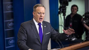 El portavoz de la Casa Blanca, Sean Spicer, durante una rueda de prensa en la Casa Blanca en Washington, este 7 de febrero de 2017, cuando aseguró que es indiscutible que el presidente de EEUU, Donald&nbsp;Trump, respeta el poder judicial del país.&nbsp;