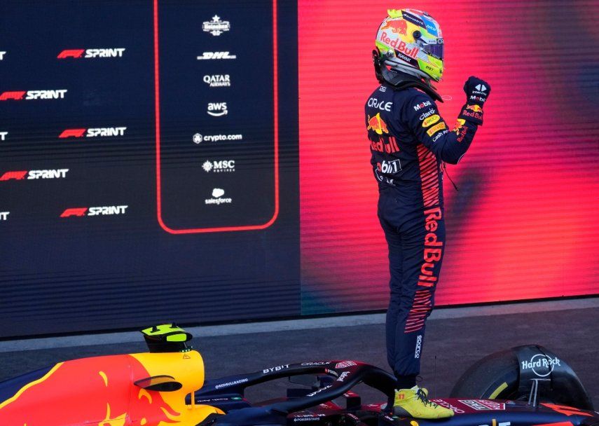 El mexicano Sergio Pérez, de la escudería Red Bull, celebra tras ganar la carrera sprint en el Gran Premio de Azerbaiyán en Bakú, el sábado 29 de abril del 2023.&nbsp;