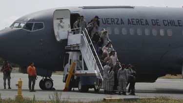 Familiares de pasajeros de un avi&oacute;n militar desaparecido llegan a una base a&eacute;rea en Punta Arenas, Chile, el mi&eacute;rcoles 11 de diciembre de 2019.&nbsp;