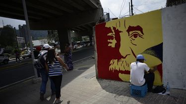 Diversos homenajes se realizan alrededor del mundo. En la foto, un artista pinta un mural en honor al fallecido escritor colombiano en la Ciudad de Panamá. (Xinhua)