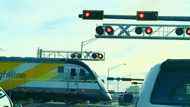 Tren de Brightline circula por un tramo de North Miami, Florida.
