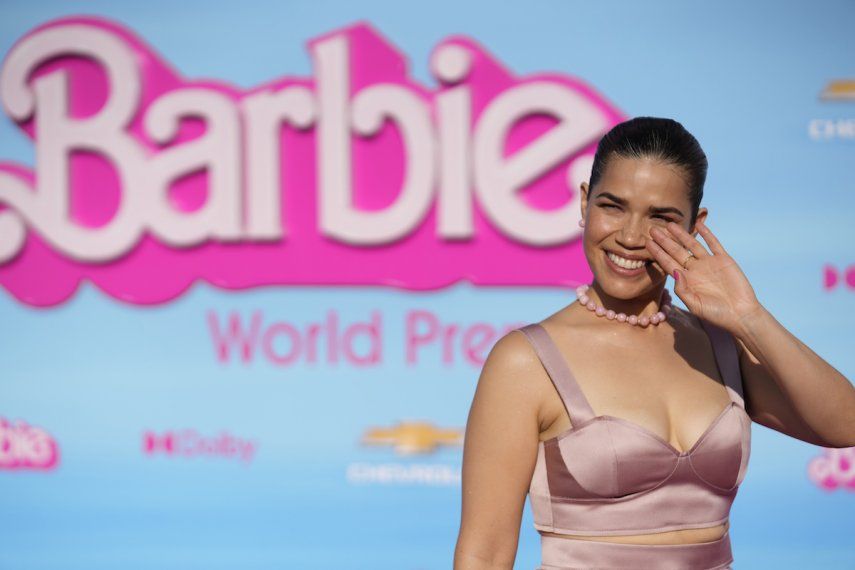 America Ferrera llega al estreno de Barbie el domingo 9 de julio de 2023 en The Shrine Auditorium en Los Ángeles.&nbsp;
