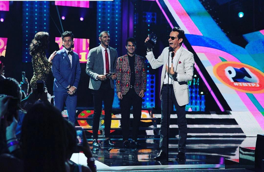 El cantante puertorriqueño Marc Anthony recibiendo el premio en la categoría Artista Tropical. (INSTAGRAM)