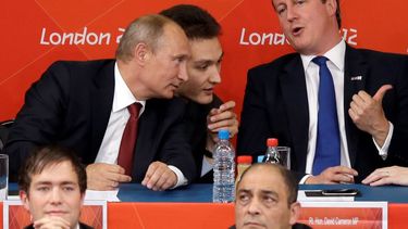 El presidente ruso Vladmir Putin (izquierda) y el primer ministro británico David Cameron observan una competencia de judo en los Juegos Olímpicos de Londres, el 2 de agosto de 2012.&nbsp;