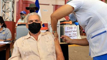 Un anciano es inoculado con la vacuna AstraZeneca contra COVID-19, como parte de una donación del presidente de El Salvador, Nayib Bukele, en San José de Colinas, departamento de Santa Bárbara, Honduras, el 14 de mayo de 2021.