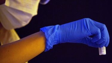 Un médico israelí con la vacuna contra el coronavirus en Ganei Tikva, Israel, el 22 de diciembre del 2020.&nbsp;