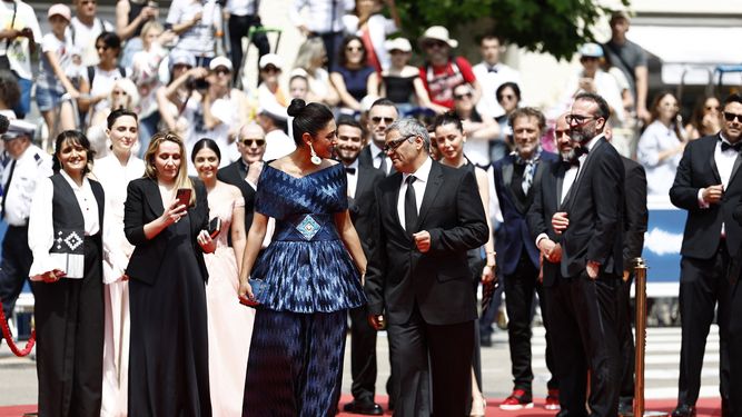 El director iraní Mohammad Rasoulof llega con la actriz iraní Golshifteh Farahani para la proyección de la película La semilla del higo sagrado en la 77 edición del Festival de Cine de Cannes, en Cannes, el 24 de mayo de 2024.