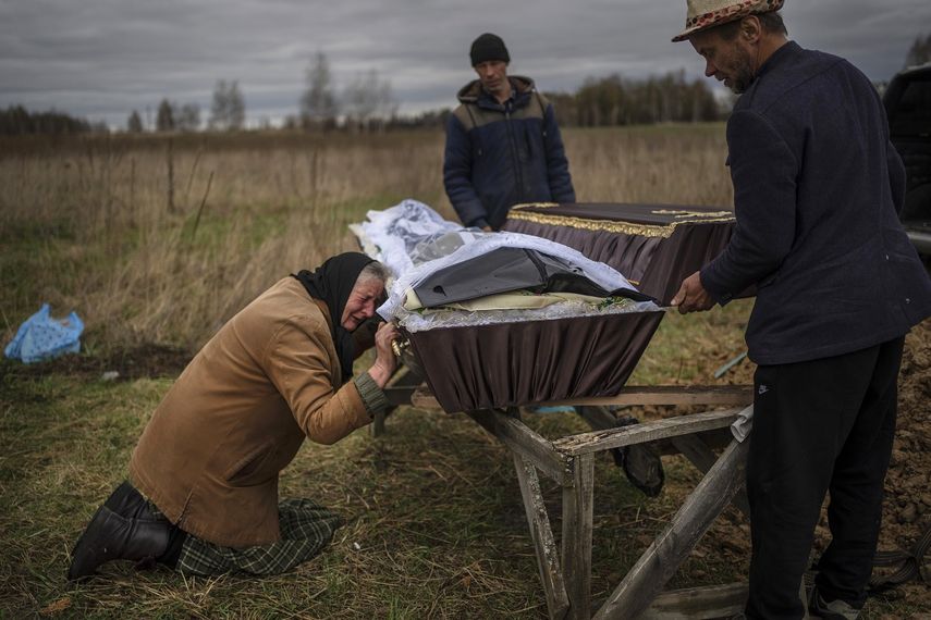 En esta imagen de archivo, Nadiya Trubchaninova, llora sobre el féretro de su hijo Vadym, quien fue asesinado el 20 de marzo por soldados rusos en Bucha, Ucrania, durante su entierro en un cementerio próximo a Mykulychi, a las afueras de Kiev, el 16 de abril de 2022.&nbsp;