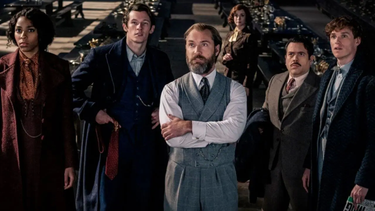 Imagen proporcionada por Warner Bros. Pictures, en la que aparecen, de izquierda a derecha, los actores Jessica Williams, Callum Turner, Jude Law, Fionna Glascott, Dan Fogler y Eddie Redmayne en una escena de Animales fantásticos: Los secretos de Dumbledore.&nbsp;