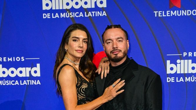 El cantante colombiano J Balvin y su pareja, la modelo argentina Valentina Ferrer, asisten a los Premios Billboard de la Música Latina 2024 en el Fillmore Miami Beach en el Jackie Gleason Theater en Miami Beach, Florida, el 17 de octubre de 2024.&nbsp;