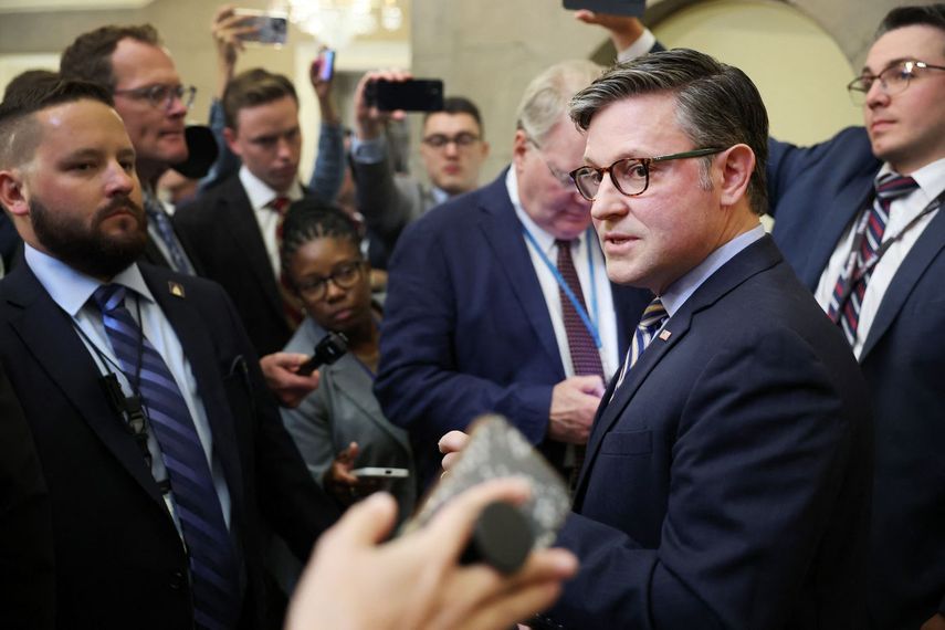 El presidente de la Cámara de Representantes Mike Johnson habla con periodistas.