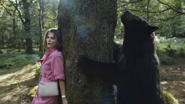 Keri Russell en una escena de Cocaine Bear, dirigida por Elizabeth Banks.&nbsp;