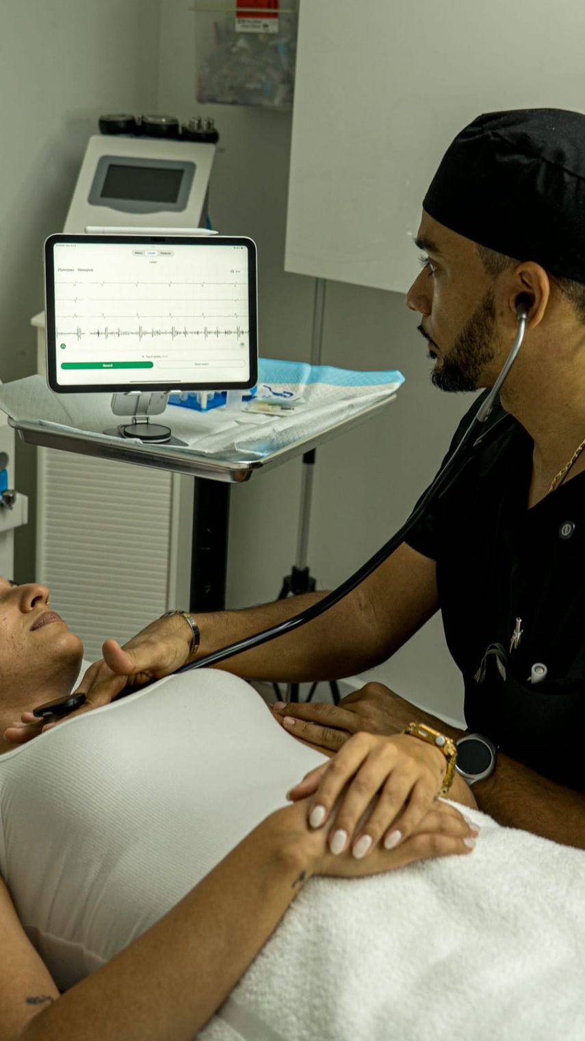 El experto analiza el ritmo cardíaco de una paciente antes de realizar un tratamiento.&nbsp;