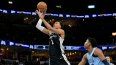Victor Wembanyama (1), de los Spurs de San Antonio, dispara ante la mirada de GG Jackson (45), de los Grizzlies de Memphis, en la primera mitad del juego de baloncesto de la NBA, el martes 9 de abril de 2024, en Memphis, Tennessee. Wembanyama fue nombrado Novato del Año de la NBA después de una temporada de récords.&nbsp;