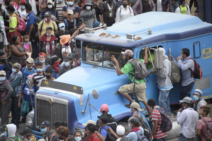 Los migrantes que llegaron en caravana desde Honduras en su camino a Estados Unidos, son bloqueados por fuerzas de seguridad en Vado Hondo, Guatemala, el 18 de enero de 2021.