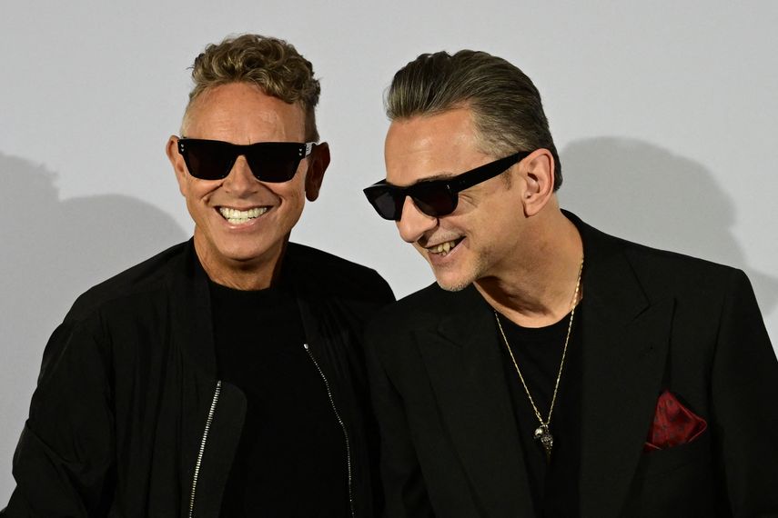 Los miembros de la banda inglesa de música electrónica Depeche Mode, Martin Gore (L) y Dave Gahan, sonríen antes de una conferencia de prensa en Berlín, el 4 de octubre de 2022, para anunciar su álbum Memento Mori y su gira 2023.