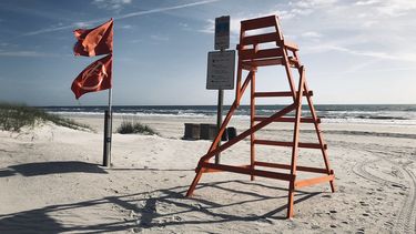 Fotograf&iacute;a de una playa cerrada por la pandemia de COVID-19 publicada en la cuenta oficial de Twitter de la Ciudad de Jacksonville el 17 de abril de 2020.