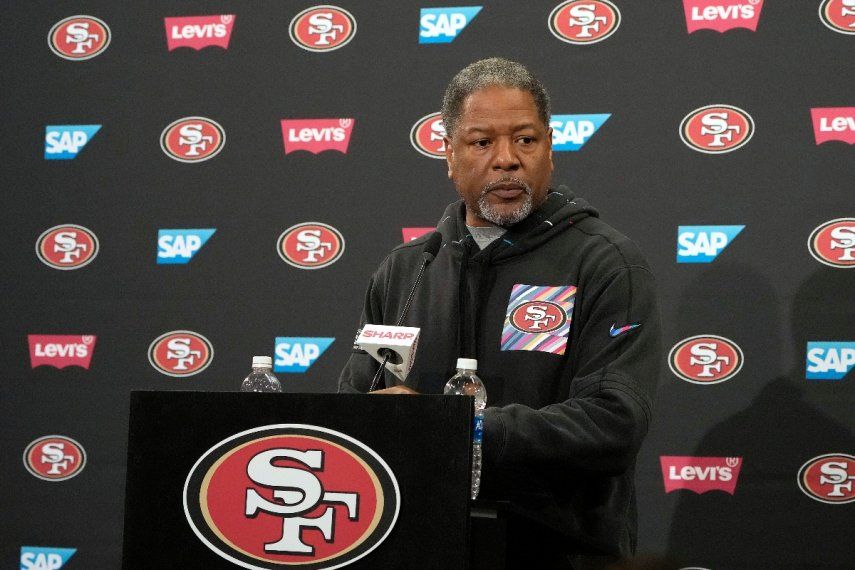 El coordinador defensivo de los 49ers de San Francisco Steve Wilks habla con los reporteros tras el entrenamiento del equipo en Santa Clara, California el viernes 2 de febrero del 2024.&nbsp;