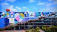 Esta fotografía tomada el 8 de febrero de 2023 muestra una ilustración de los colores dominantes y la identidad visual en el Museo Pompidou, mostrada en una pantalla durante la presentación de los pictogramas de cada disciplina e identidad visual de París 2024 y Juegos Olímpicos y Paralímpicos.
