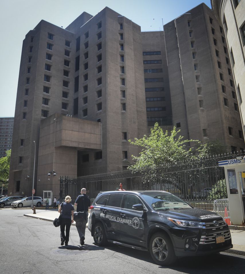 Dos efectivos de la oficina forense de la ciudad de Nueva York caminan hacia el Centro Correccional de Manhattan donde el financista Jeffrey Epstein presuntamente se suicidó mientras esperaba ser enjuiciado por cargos de tráfico sexual, el sábado 10 de agosto de 2019.&nbsp;
