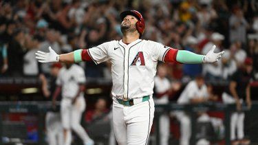 Venezolano Eugenio Suárez #28 de los Arizona Diamondbacks celebra después de conectar un jonrón solitario contra los Atlanta Braves durante la novena entrada en el Chase Field el 26 de abril de 2025 en Phoenix, Arizona. Fue el cuarto jonrón de Suárez en el juego. Los Braves ganaron 8-7 en diez entradas.