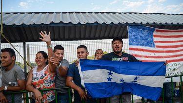 Migrantes centroamericanos saludan a la secretaria de Gobernación de México, Olga Sánchez Cordero (fuera de cuadro), durante su visita a las personas que han decidido acogerse a la tarjeta humanitaria, el miércoles 23 de enero, en Ciudad Hidalgo (México).&nbsp;