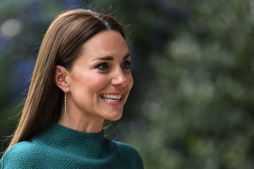 La princesa de Gales, Kate Middleton, reacciona a su llegada para presentar el 